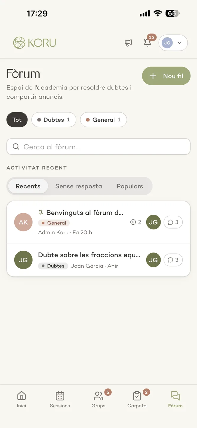 Pantalla del fòrum de l’app Koru amb dubtes i anuncis
